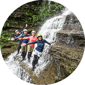 滝の中を歩く 滝の中を歩く